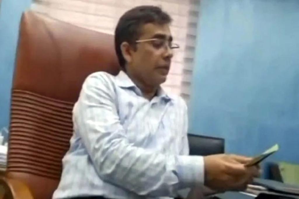 অফিসে বসে বিতর্কিত লেনদেন, টাঙ্গাইলের এডিসির ভাইরাল ভিডিও নিয়ে তোলপাড়